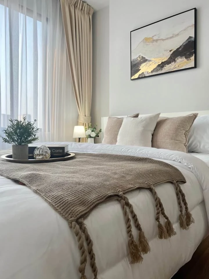 For rent: Cheewathai Pinklao, beautifully decorated room, pleasing white tone, affordable price, hurry and reserve now.