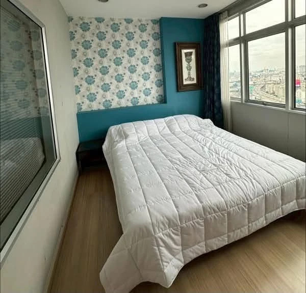 For rent: Chewathai Ratchaprarop, located on the main road, no need to walk into a side street. High floor, fully furnished with complete functions. B