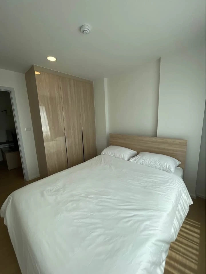 For rent: Chewathai Hallmark Ekkamai - Ramintra. Beautiful room with good functionality, located on the 3rd floor of Building B. Book now!