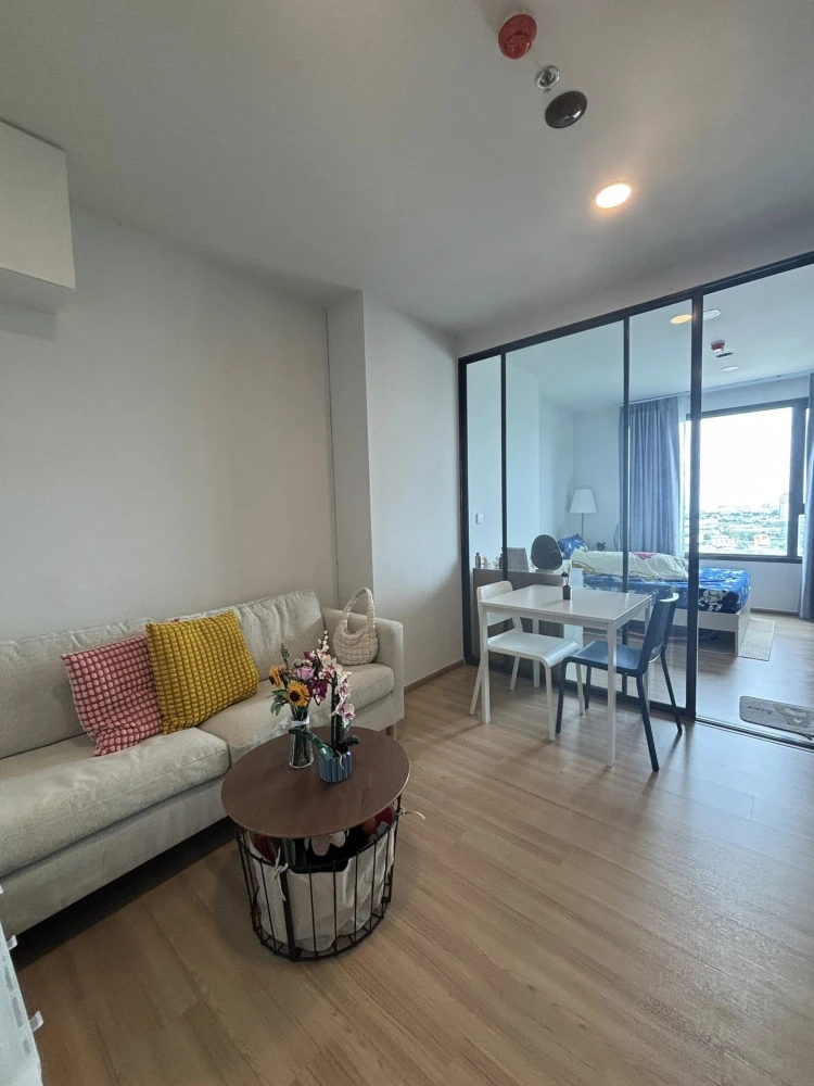 For rent or sale: Chewathai Kaset Nawamin. The room is on a very high floor, spacious, not cramped, fully furnished, ready to move in.