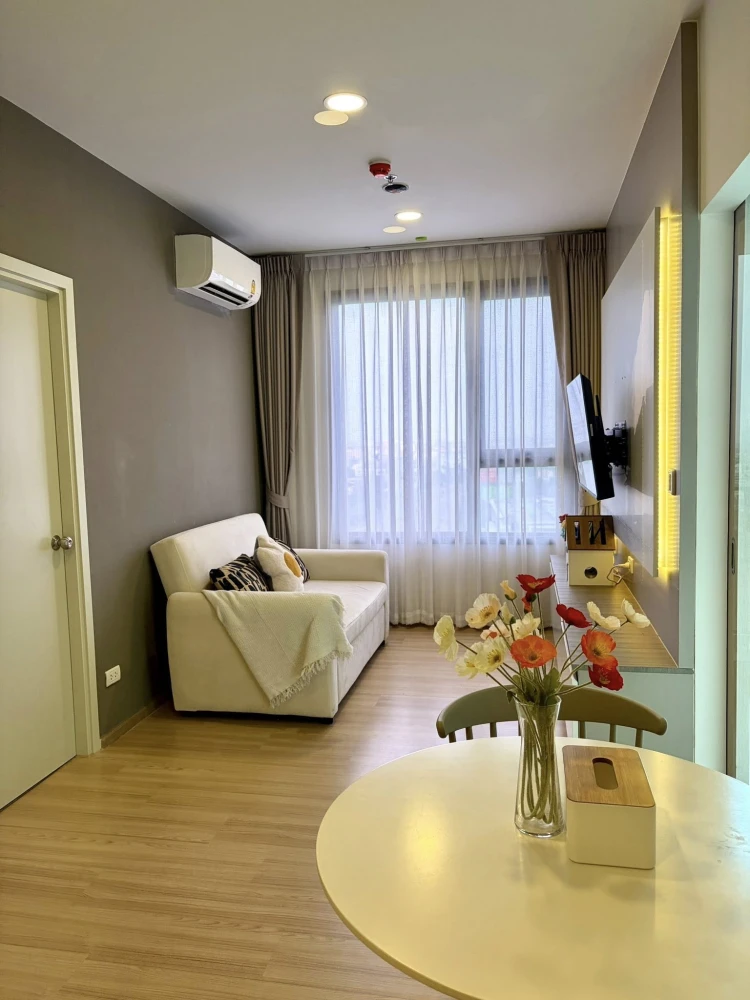 For rent: Chewathai Kaset-Nawamin. Spacious room with plenty of usable space, fully furnished and ready to move in. Don't miss this opportunity!