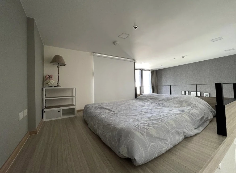 For rent: Chewathai Residence Asoke, 24th floor unit (very high floor), fully furnished and functional. Book now!