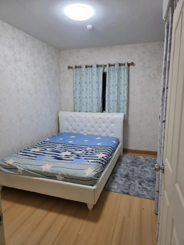 For rent: City Home Srinakarin, 7th floor, Building 6, with beautiful wallpaper throughout the room. At this price, you must hurry and reserve.