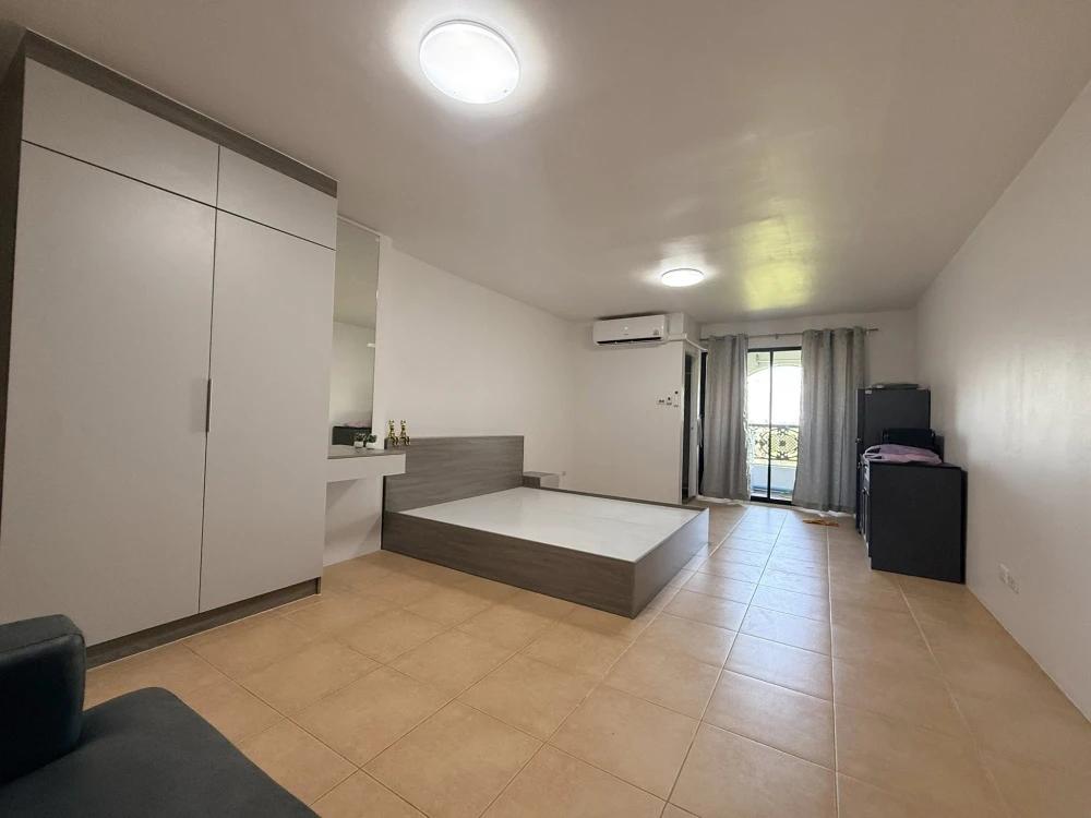 For rent: Champs Elysées Tiwanon, 6th floor. Unobstructed balcony view, good breeze, not hot. Don't miss this opportunity!