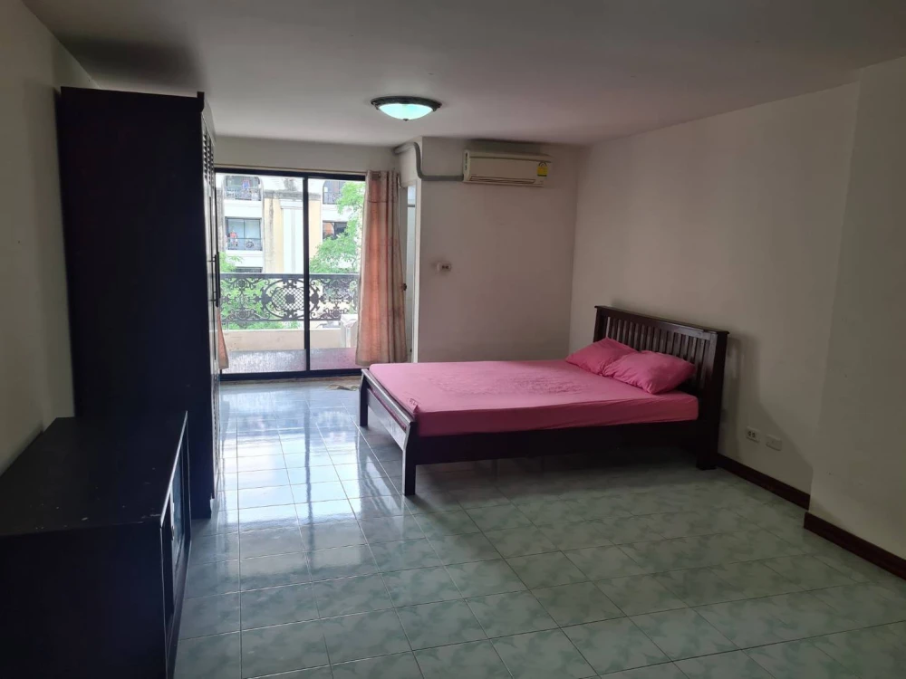 For rent: Champs Elysées Tiwanon. Fully furnished, spacious, clean, bright and airy room. Very comfortable to live in.