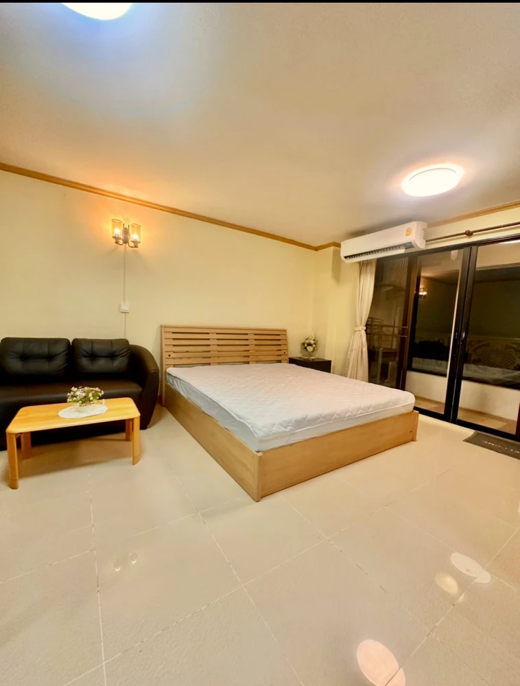 For rent: Champs-Elysees Tiwanon, cool view from the back all day, no sun shines, clean room, safe, hurry and book now.