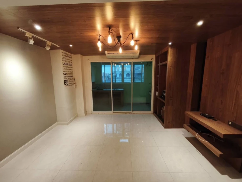 For rent: Champs Elysées Tiwanon, corner unit, private, quiet, good light, good ventilation. The room has a balcony with a covered roof for sun and ra