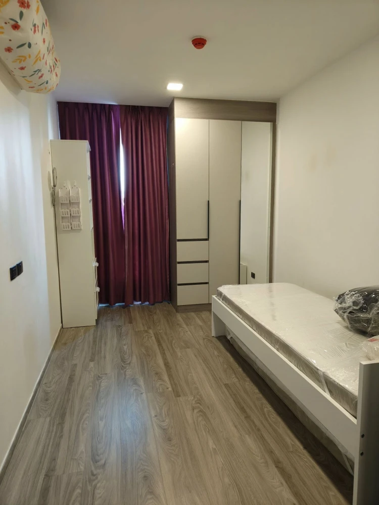 For rent at Vera Phaholyothin-Ari: 1 bedroom, 1 bathroom unit with glass partition separating the living room from the living room. Book now before it
