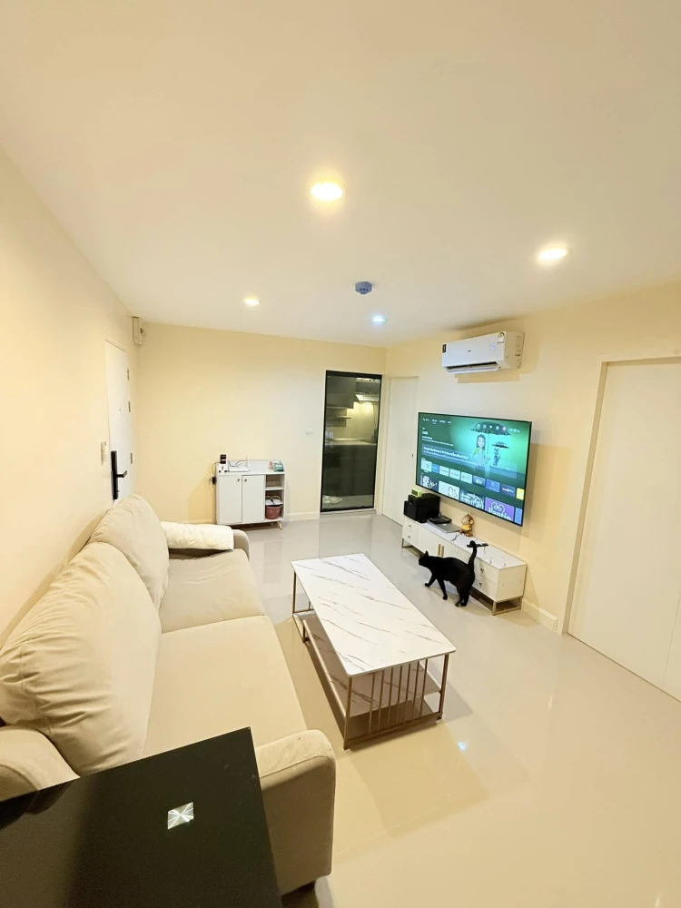 For rent: The Unite Condo On Nut-Pattanakarn, pets allowed, open, 8th floor, spacious corner room, very private, must book like this.