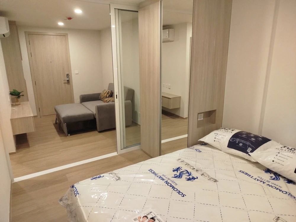 For rent: The Origin Phaholyothin 57. Auspicious orientation, relaxing view, no afternoon sun, and a soothing swimming pool view. A must-see!