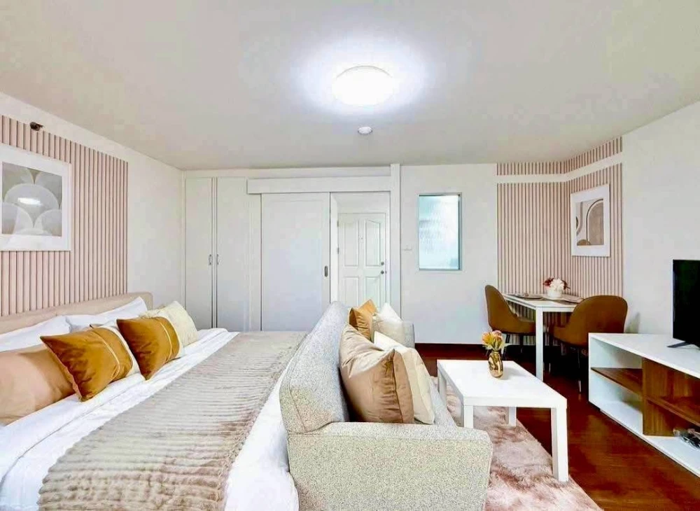 For rent: The Escape Condominium, Sukhumvit 101/1, decorated with beautiful wallpaper, fully furnished, hurry and book now.