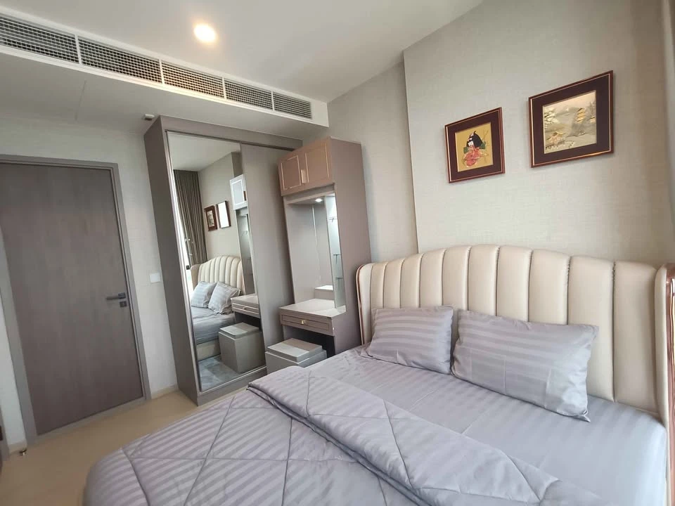 For rent: The Extra Phaya Thai - Rang Nam. Inside the room you can see Victory Monument and Santiphap Park. The bedroom is airy with a high ceiling. T