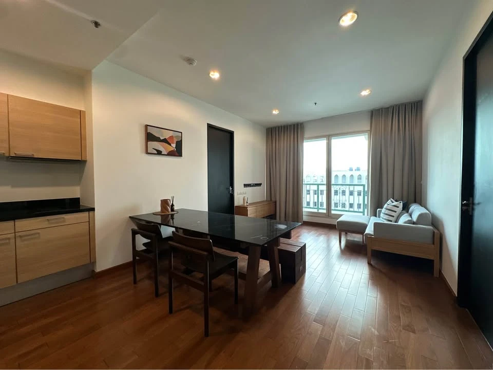 For rent: The Address Chidlom, 69 sq m., corner room, very quiet, prime location in Chidlom area, hurry and reserve now!