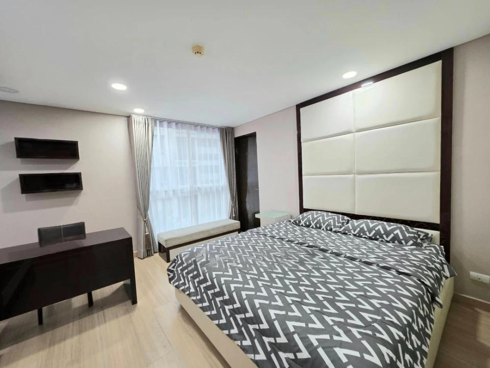 For rent: The Address Pathumwan, corner unit, great view, fully furnished and ready to move in, with high-quality furniture. Book now!