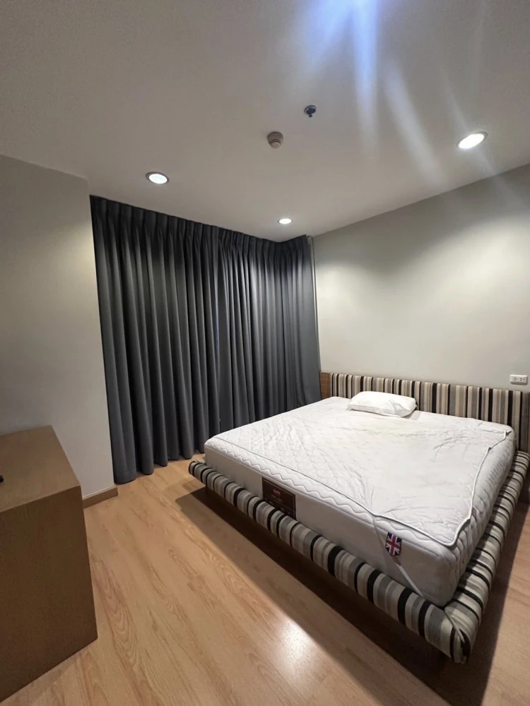 For rent: The Address Siam, 8th floor, large 2-bedroom, 2-bathroom unit with locked parking space. Don't miss out!