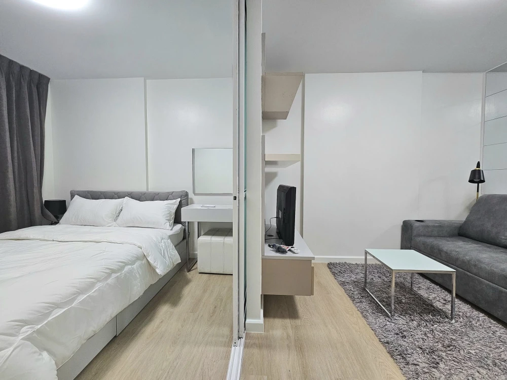 For rent: D Condo Ramkhamhaeng, fully furnished, electrical appliances included, just bring your bag and you can move in right away.