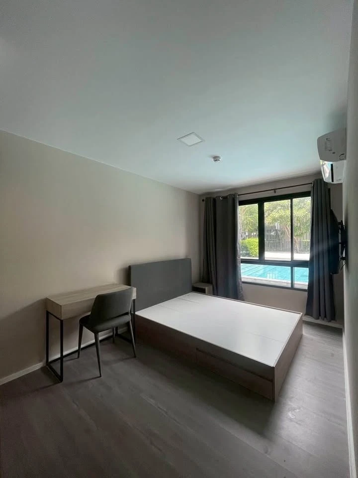For rent: D Condo Hideaway Rangsit Phase 4, 1st floor, next to the swimming pool, giving a pool villa atmosphere. Just bring your belongings and move
