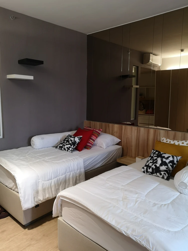 For rent: Triple Y Residence, opposite Chula fence, just walk across the zebra crossing. Fully furnished with built-in furniture. Hurry and book now.