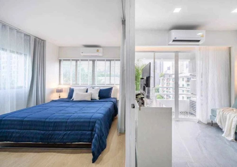 For rent: Thonglor Tower, corner unit, bright and airy view, comfortable living space. Don't miss out!