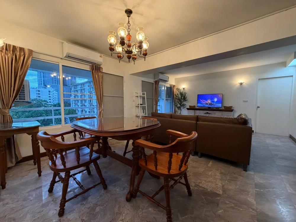 For rent: Thonglor Tower, corner unit, wide frontage, largest on the floor, no foot traffic. Immerse yourself in the meticulous design, love, and warm