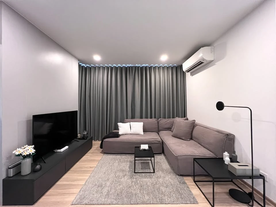 For rent: Taka House Ekkamai 12, corner room, decorated in a minimalist style, very spacious room, hurry and book now!