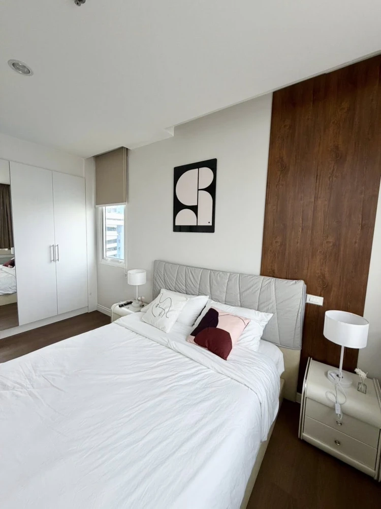 For rent: T.C. Green, a cool corner unit with good ventilation, bright, airy, and comfortable. Unobstructed view, overlooking the swimming pool and fi