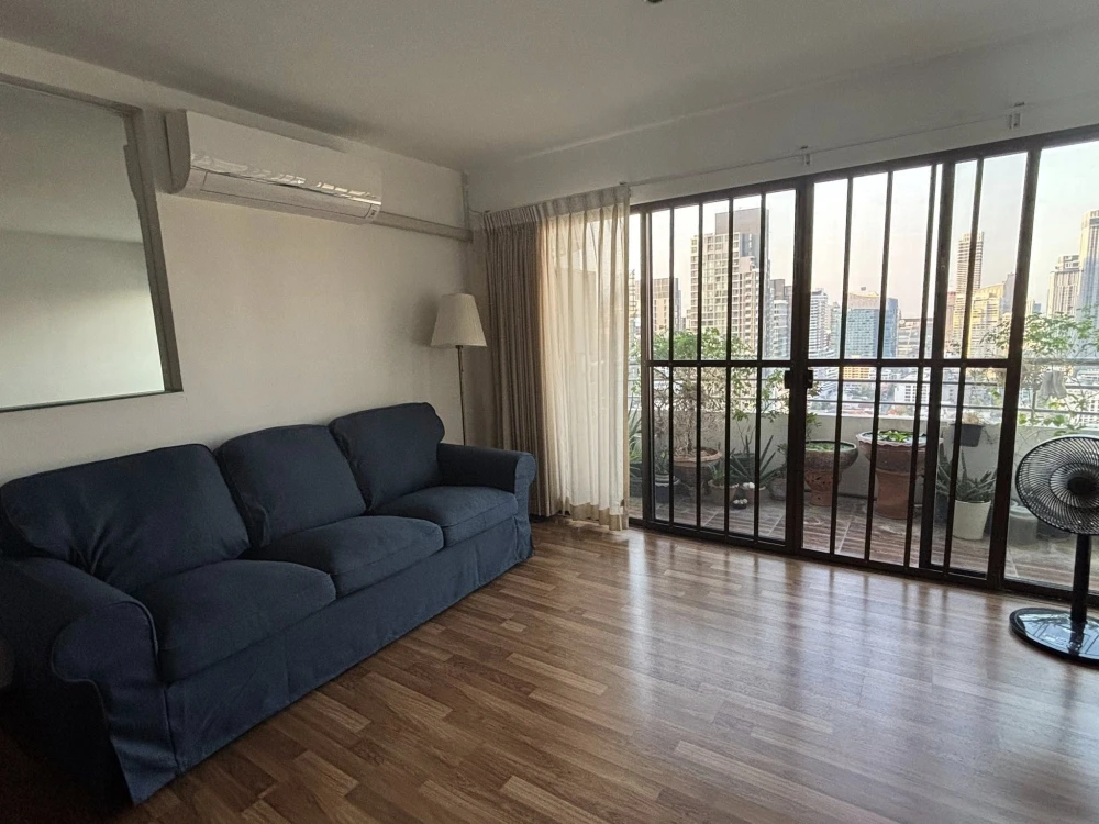For rent: Top View Tower, Sukhumvit 59, 28th floor. Beautiful view, very spacious unit with 3 bedrooms and 2 bathrooms. Don't miss out!