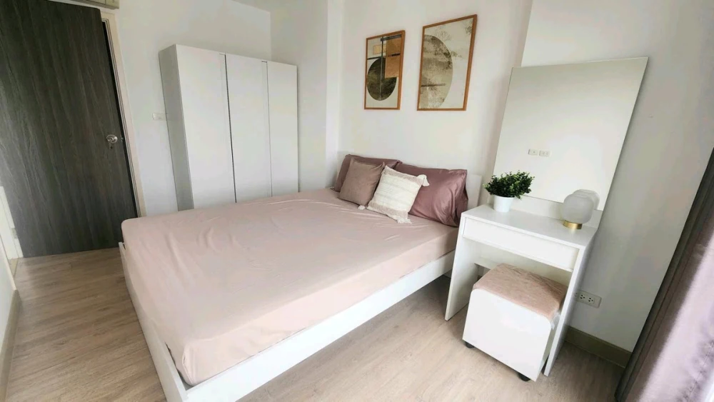 For rent: Thana Astoria, 17th floor. Unobstructed view, good ventilation, private, fully furnished, ready to move in. Book now!