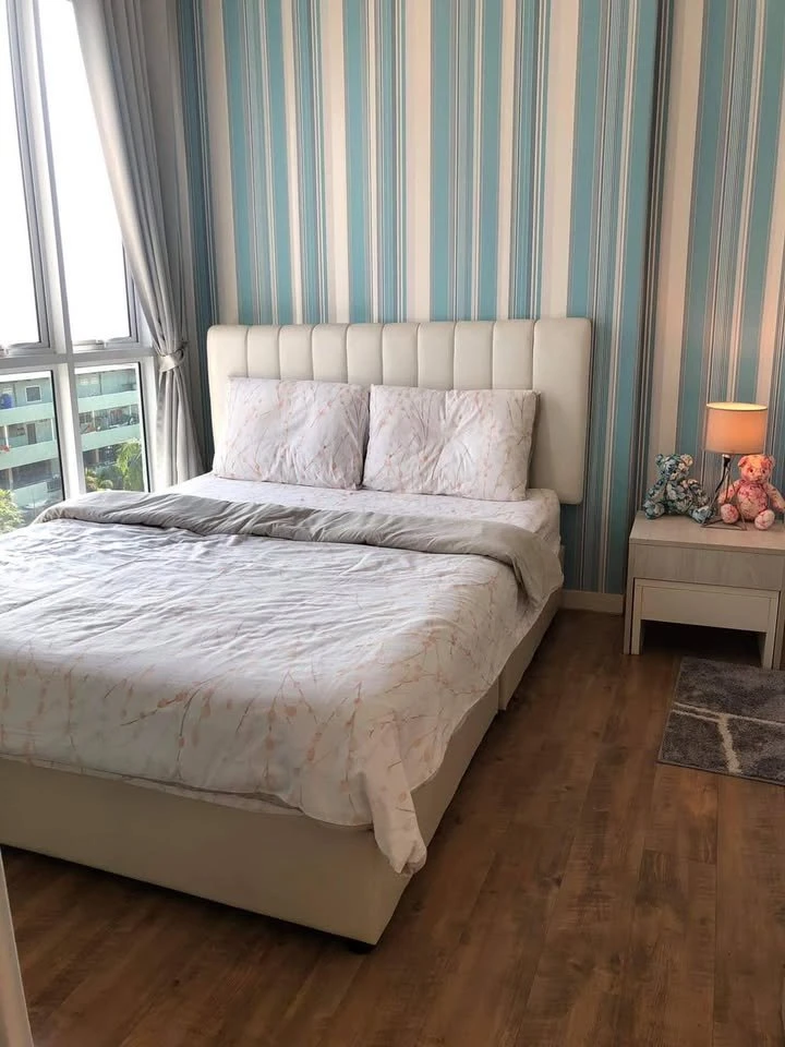 For rent: Neo Condo Seaview Pattaya @ Jomtien (Jomtien). Bedroom with stylish wallpaper. Beautiful sea view. Book now, get it first.