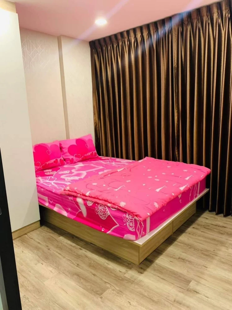 For rent: Brown Condo, Huai Khwang, 8th floor, pool view, fully furnished. You can't miss this opportunity!