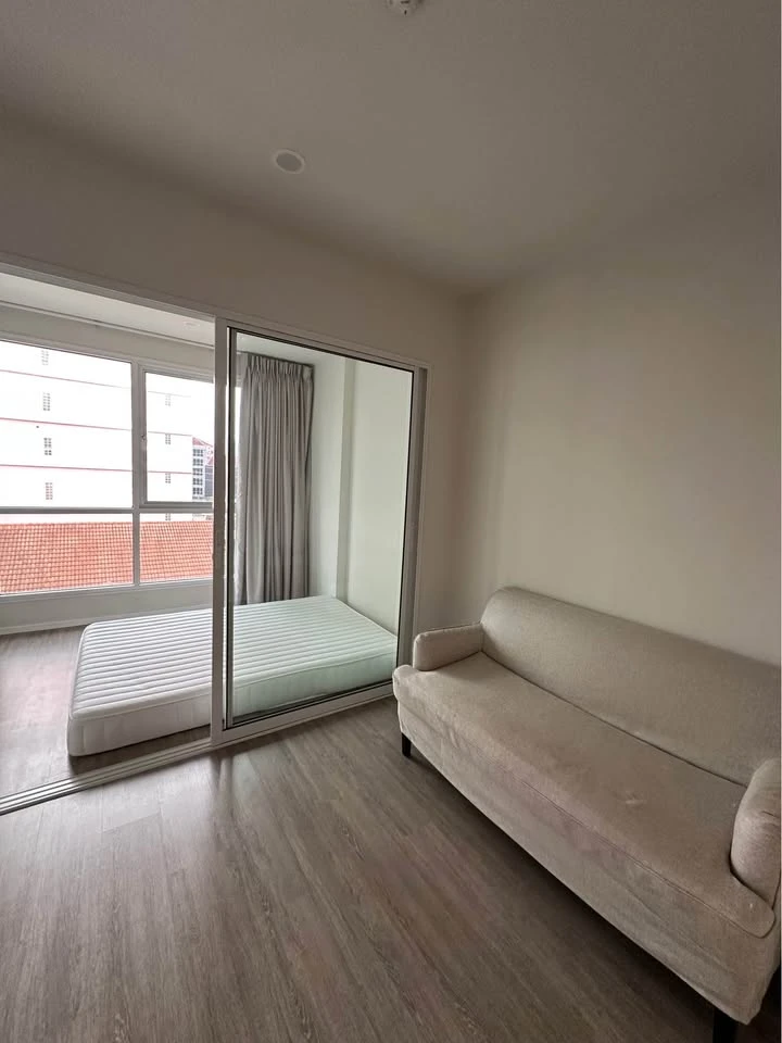 For rent/sale: Blue Phaholyothin 35, unit facing the street, excellent view, bright and airy, not cramped. Don't miss out!