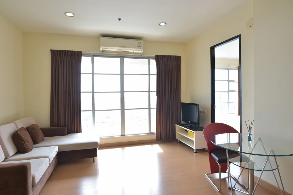 For rent: Townhouse in Siam-Pathumwan. Spacious and comfortable unit on the 23rd floor with great views. Fully furnished. Book now, don't delay!