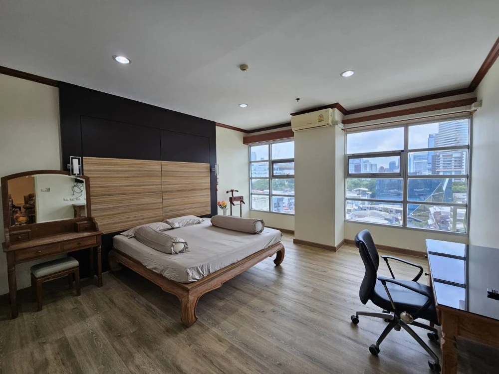 House for rent in the middle of Siam-Pathumwan, 3 bedrooms, 3 bathrooms, fully furnished, hurry and reserve before it's gone.