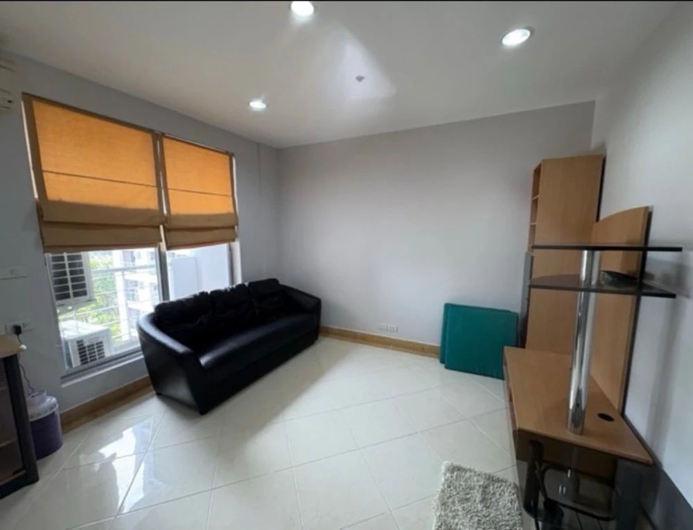 For rent: Pathumwan Resort, 5th floor, fully furnished room, ready to move in, just bring your bags, urgent!