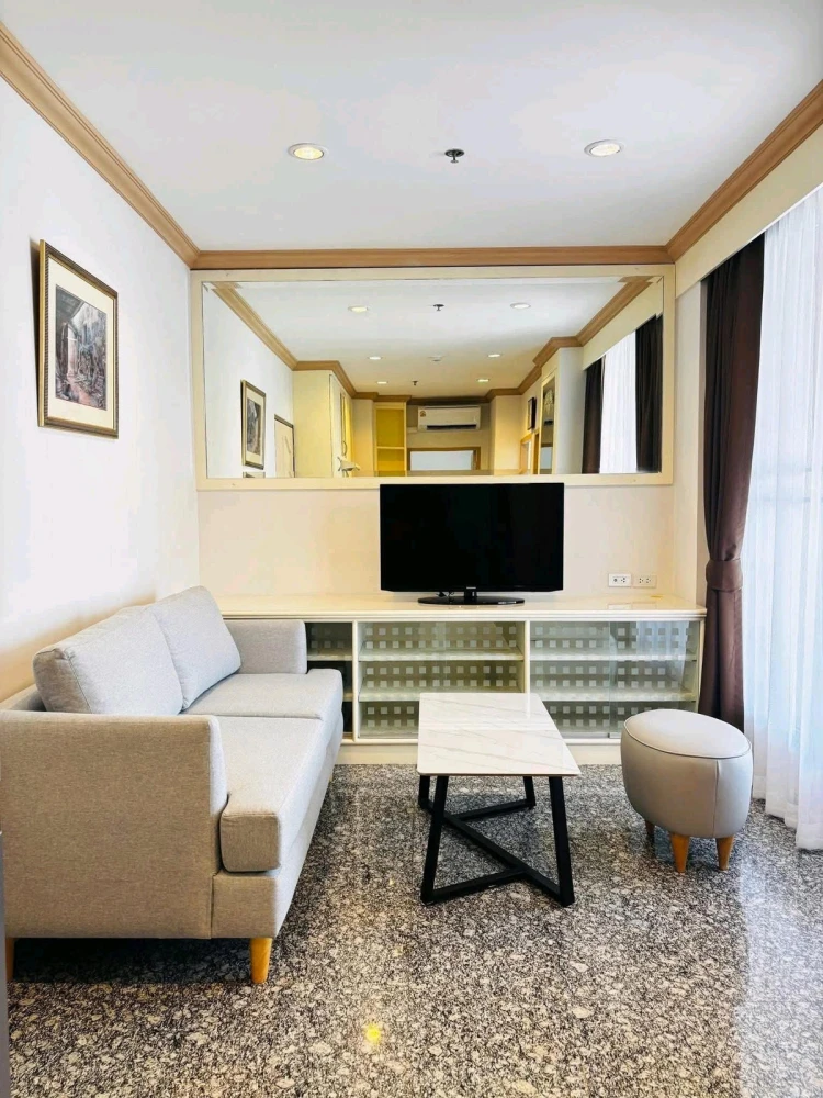 For rent: Pathumwan Resort, 2 bedrooms. High ceilings, spacious, beautiful view with no obstructing buildings. Book now!