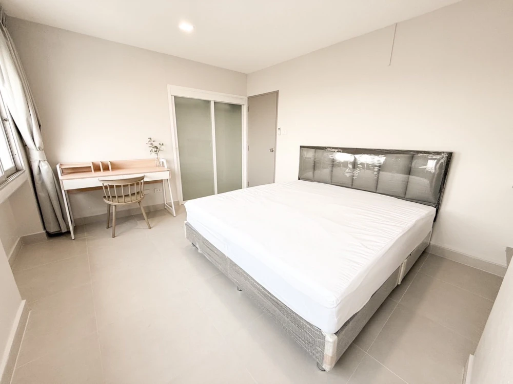 For rent: P. Thana Tower, 2 bedrooms, 1 bathroom, clean, airy, very comfortable. Hurry and reserve now!