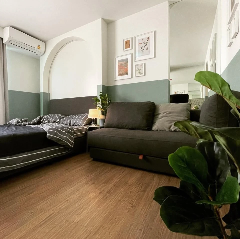 For rent: Plum Condo Phaholyothin 89, Building C, 2nd floor. Located next to the Muang Ek entrance. The room is very beautiful and probably unlike any