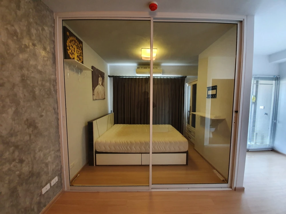 For rent: Plum Condo Samakkhi, Building A, 6th floor, bedroom with glass door, complete with electrical appliances. Reserve now.