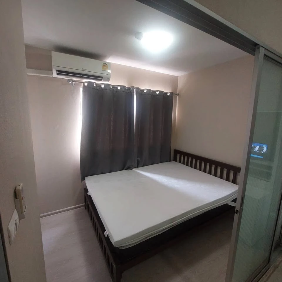 For rent: Plum Condo Park Rangsit, 7th floor room, outside view, wallpaper throughout the room. Hurry and reserve today.