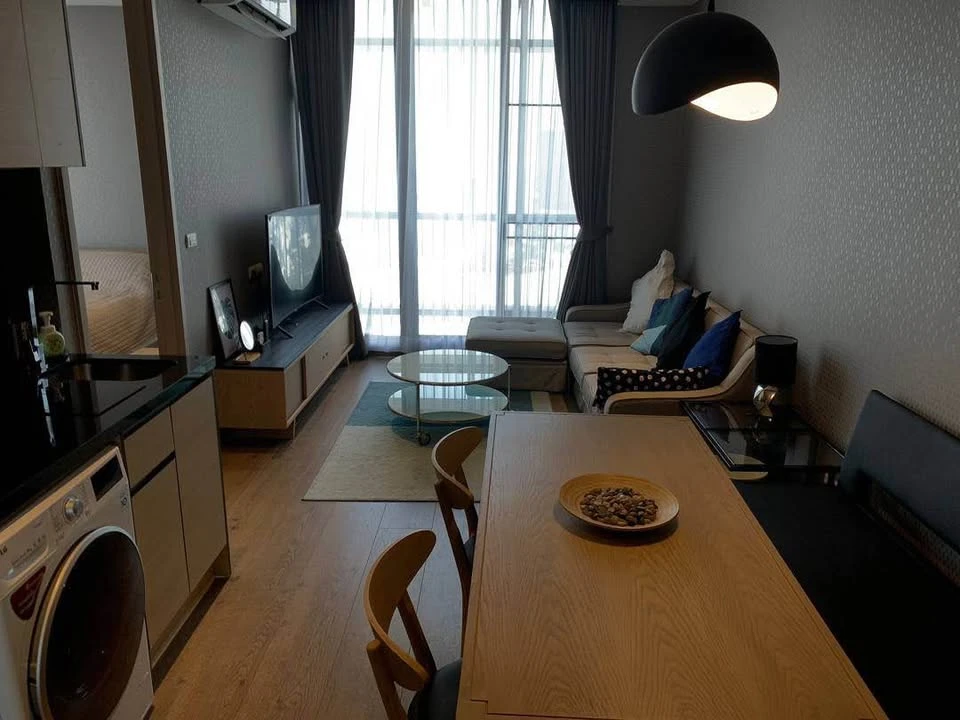 For rent: Park 24 Origin Phrom Phong, high floor room (36th floor), facing north, cool all day, not hot at all. You will regret it if you miss it.
