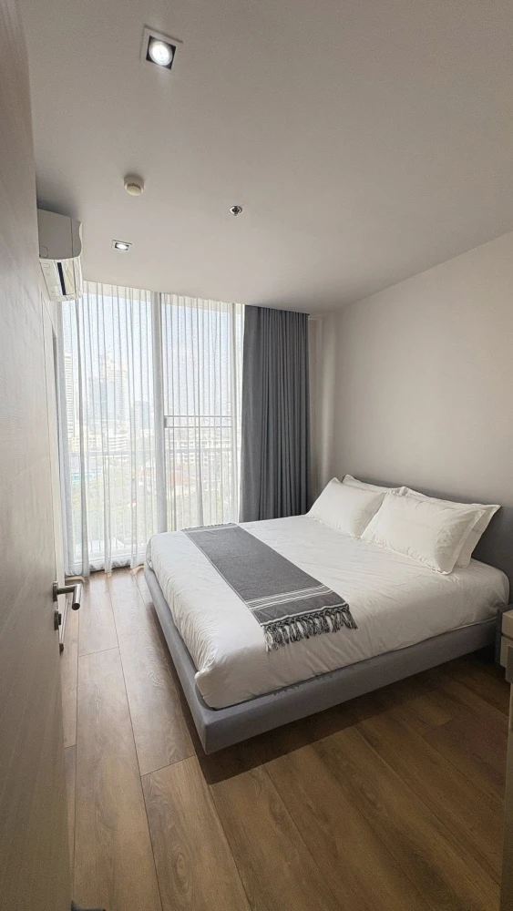 For rent: Park 24 Origin Phrom Phong, 3 bedrooms, 2 bathrooms, spacious living area, fully furnished and ready to move in.