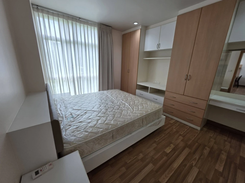 For rent: PG Rama 9 Condominium, private corner unit with pool view. The atmosphere is peaceful, quiet, and cool throughout the day.