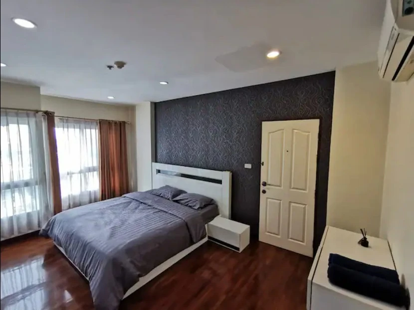 For rent: PG Rama 9, spacious room, comes with usable space. If you don't book, you'll regret it later.