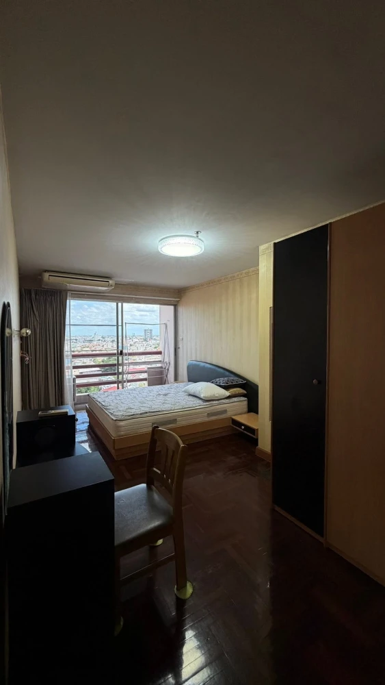 For rent: Masterview Executive Place. Spacious balcony with unobstructed city views, overlooking the Chao Phraya River, Asiatique, and Bangkok Bridge.