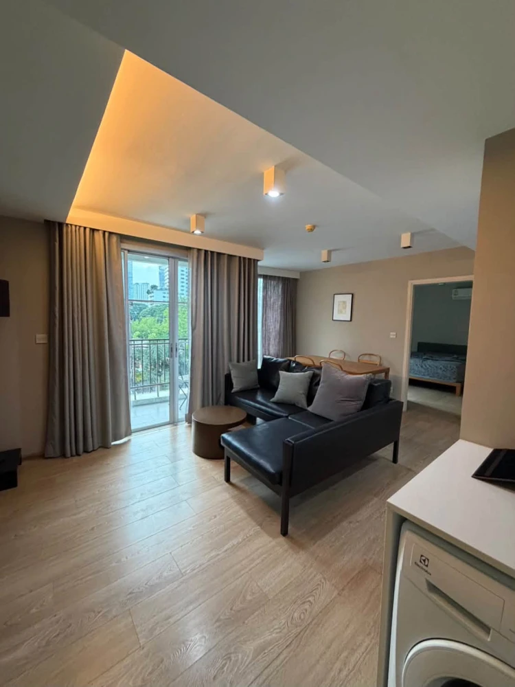 For rent: Maestro 39, 4th floor, corner unit. Very spacious, fully furnished. Book now!