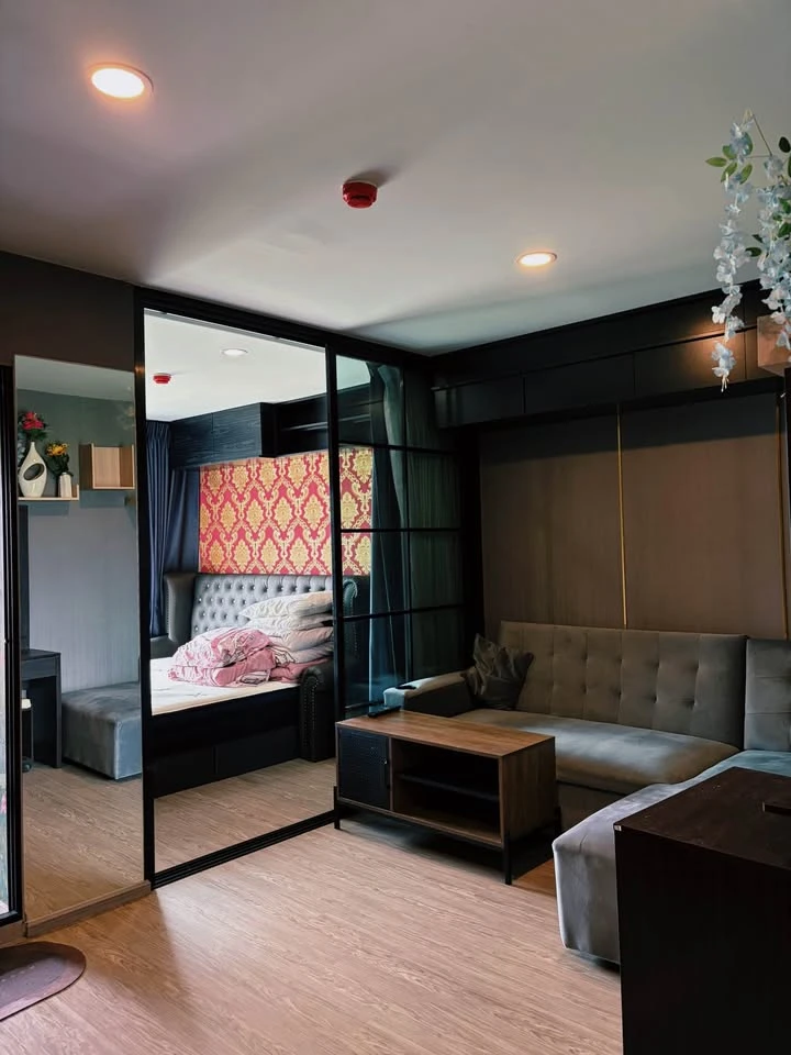 For rent: Reach Phahonyothin 52, natural view, not hitting anyone's building, on the highest floor, very cool breeze, beautifully decorated, nice to l
