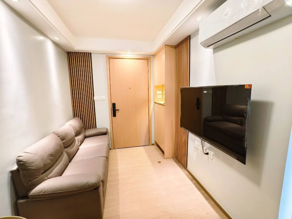 For rent: Regal Srinakarin 40, Building B, 4th floor, fully furnished, great location, close to everything you need, don't miss it.
