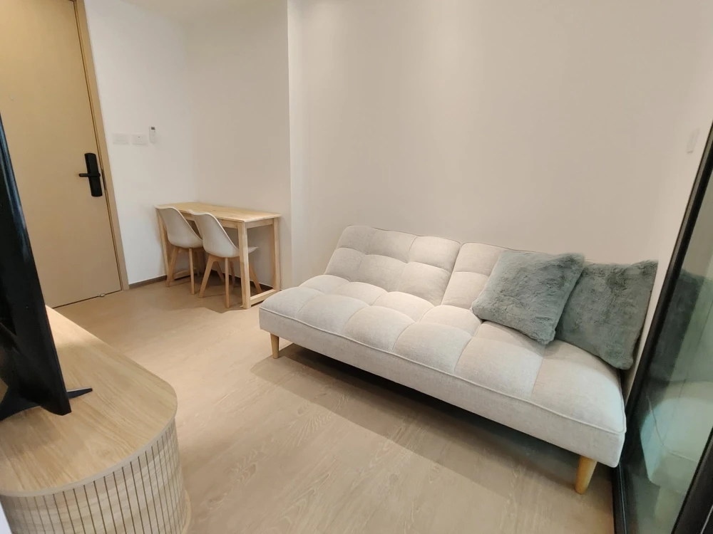 For rent: Regal Srinakarin 40, Building C, 3rd floor, decorated in a minimalist style, very livable. Book now and you won't be disappointed.