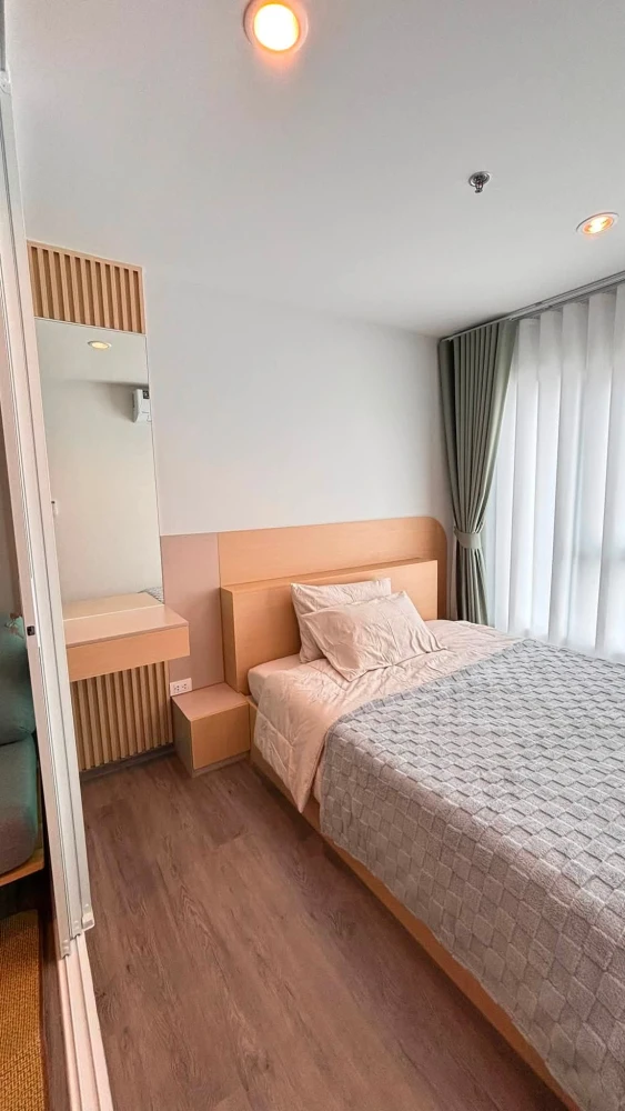 For rent: Regent Home Bangna, Muji-style decorated unit with glass partitions for privacy and soundproofing. Don't miss out!