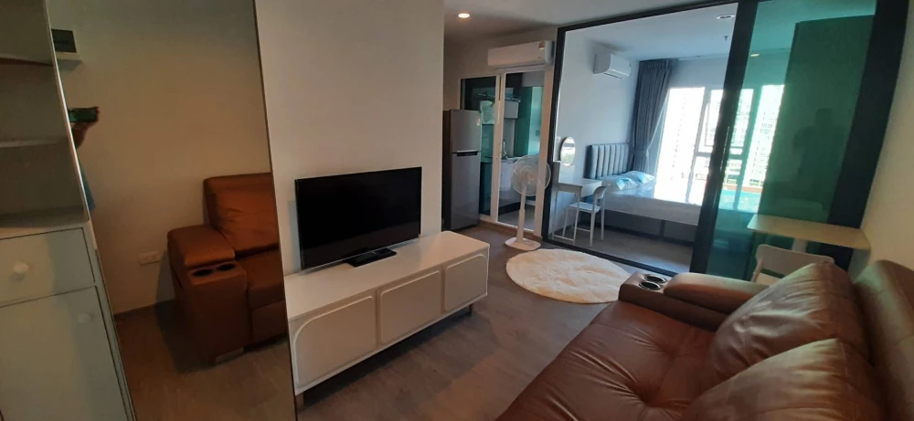 For rent: Regent Home Bangna. Corner unit with a spacious, open floor plan. Quiet, private, and cool with good ventilation. Book now!
